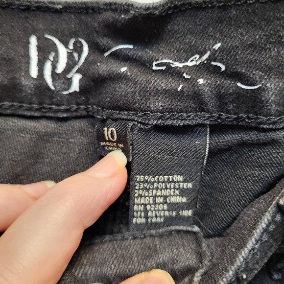 DG2 by Diane Gilman Black Ankle Cropped Jeans w/ crocheted hems - Size 10 - Picture 4 of 5